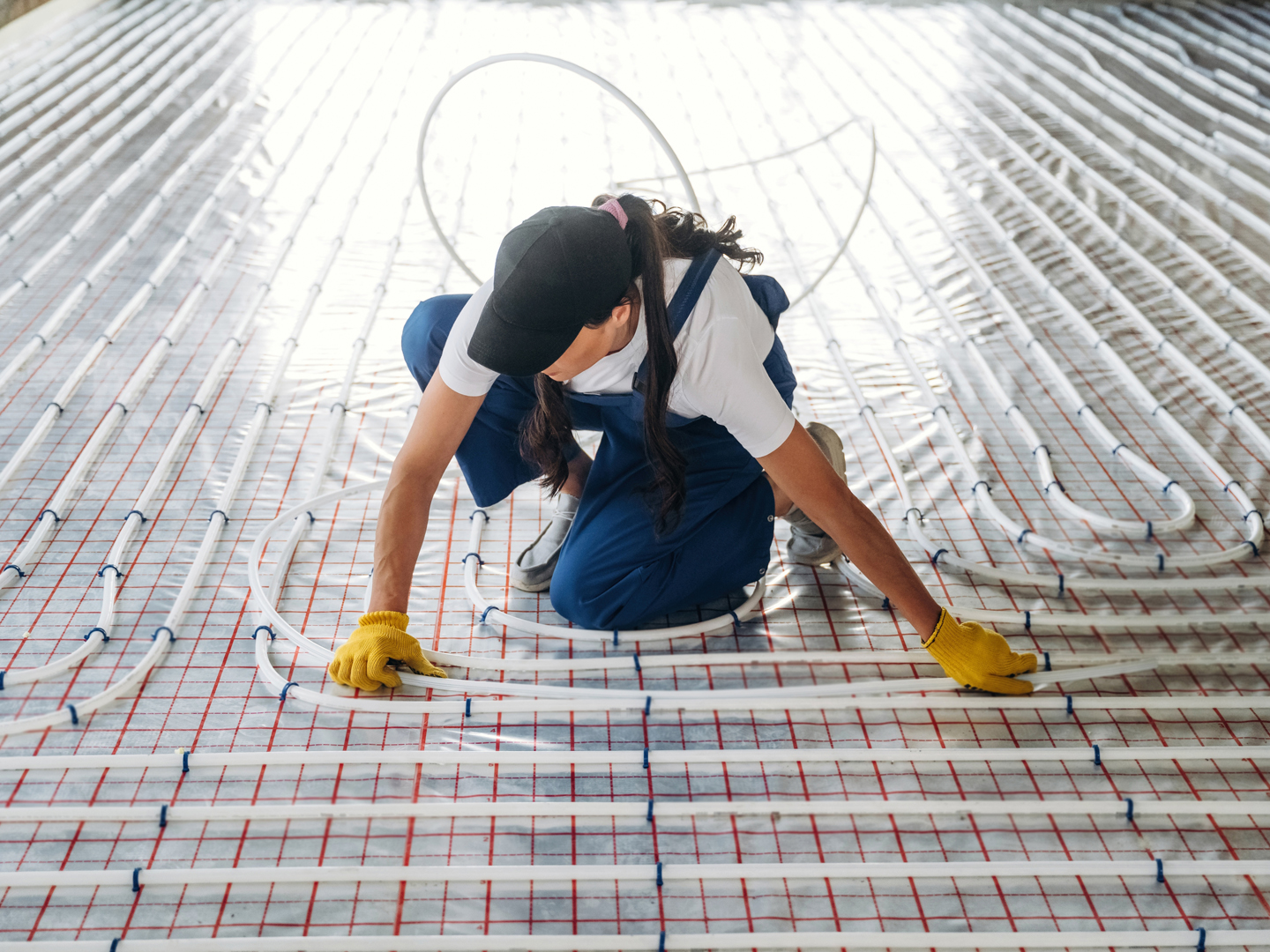 Twee mannen werken samen aan een technische installatie op een werkbank