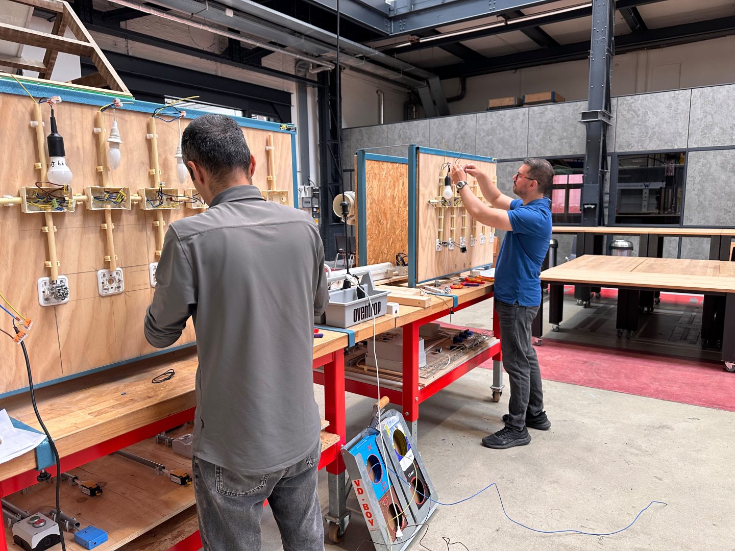 Twee mannen werken samen in een technische werkplaats